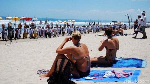 Ilustrasi turis di Bali