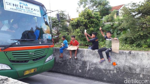 Demam 'Om Telolet Om' Merambah ke Bekasi
