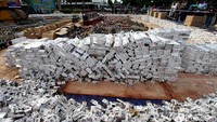 Jutaan batang rokok ilegal siap untuk dimusnahkan.