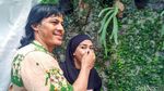 Mmuah...Kecupan Mesra Sang Suami pada Ria Irawan