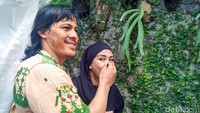 Mayky terlihat menyuapi Ria.