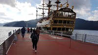 Beruntung kita datang tepat waktu, sehingga tidak ketinggalan kapal. Kapal bergaya Jepang ini akan mengantar kami mengarungi Danau Ishinoko yang indah (Elvan/detikTravel)