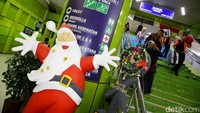 Jelang Natal, beberapa sudut Stasiun Gambir nampak dihiasi beberapa ikon khas Natal seperti patung Sinterklas, Jumat (23/12/2016).