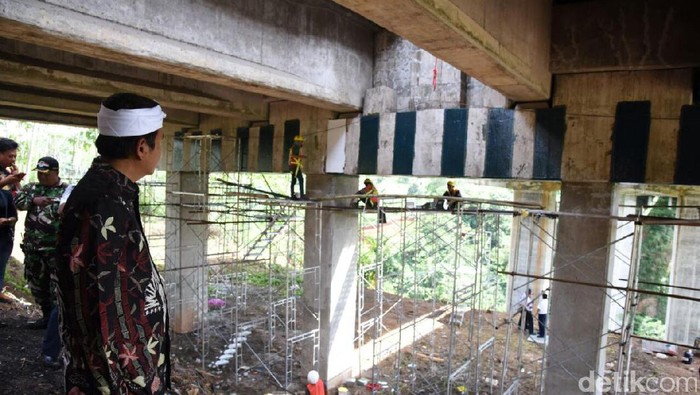 Petugas Lakukan Penguatan Beton di Jembatan Cisomang