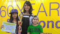 Saat menemani sang anak yang juara dalam suatu lomba, ia juga tampil dengan overall dan blus hitam-putih. (Dok. Instagram/thessakaunangtuiiit)