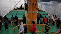 Di atas kapal sudah ada banyak wisatawan. Mereka asyik menikmati pemandangan yang ada. Suhu dingin sekitar 4 derajat celcius tidak menghalangi kami untuk menikmati perjalanan ini (Elvan/detikTravel)