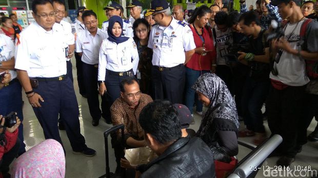 Munhub Budi Karya menyapa calon penumpang di Stasiun Gambir