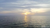 Menjelajahi Kampung Bajo Mantigola tidak sampai 30 menit karena wilayahnya tidak terlaku luas. Panorama laut lepas menjadikan senja tampak cantik di ujung horizon (Bonauli/detikTravel)