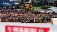 Puluhan ribu botol minuman keras berbagai merek dimusnahkan dengan slender.