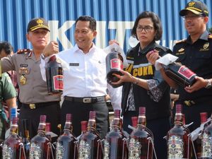 Sri Mulyani Musnahkan Puluhan Ribu Botol Miras, Rokok Ilegal, Hingga Sex Toys