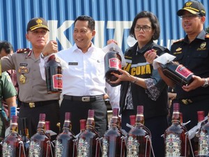Sri Mulyani Musnahkan Puluhan Ribu Botol Miras, Rokok Ilegal, Hingga Sex Toys