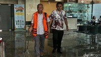 Tersangka kasus korupsi e-KTP Sugiharto meninggalkan gedung KPK usai menjalani pemeriksaan di Jakarta, Jumat (23/12/2016).