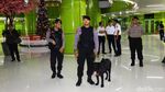 Sterilisasi Stasiun Gambir Jelang Natal