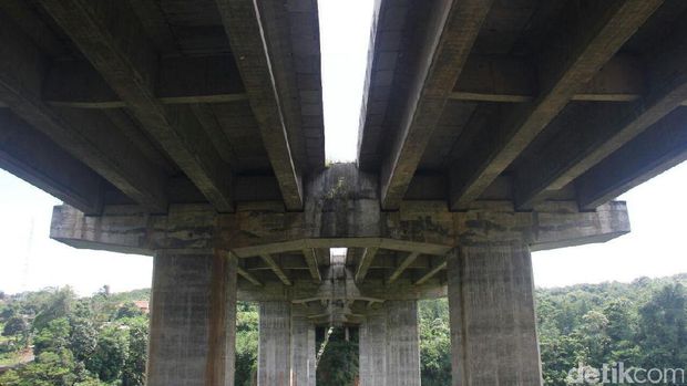 Petugas Lakukan Penguatan Beton di Jembatan Cisomang