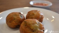 Bakso goreng yang hangat enak dipadukan dengan cocolan sambal. Enak dipadukan jadi teman makan mie ayam hitam.