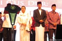 Saat Jokowi dan Ribuan Santri Khidmat Bertahlil di Haul Gus Dur