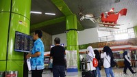 Bahkan langit-langit stasiun juga dihiasi dengan ornamen khas Natal.