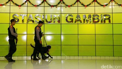 Sterilisasi Stasiun Gambir Jelang Natal