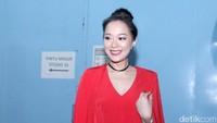 Presenter berusia 30 tahun itu juga merubah tatanan rambutnya menjadi cepol keatas. Pool/Ismail/detikFoto.