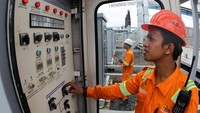 Seorang petugas mengecek trafo di Pembangkit Listrik Tenaga Uap (PLTU) Pulang Pisau. Agus Trimukti/Humas PLN.