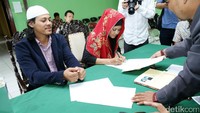 Ria tampak mengisi berkas-berkas. Pool/Palevi S/detikFoto.