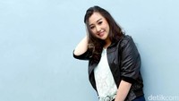 Kathy tampil dengan jaket hitam, blus putih, jeans dan sepatu hitam. Pool/Noel/detikFoto.