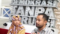 Peneliti ICW Donal Fariz (kanan) ikut mengkritisi hasil evaluasi kepuasan kinerja KPU dan Bawaslu serta proses panitia seleksi untuk kedua lembaga negara tersebut.