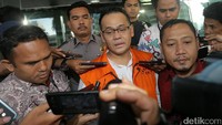Direktur Utama PT Melati Technofo Indonesia keluar gedung KPK usai diperiksa selama 7 jam.