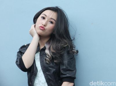 Pose Duck Face Kathy Indera