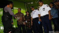 Budi Karya Sumadi berjabat tangan dengan polisi yang berjaga di Stasiun Gambir.