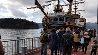 Wisatawan dengan tertib antre untuk naik ke dalam kapal. Dari Danau Ishinoko ini kita juga bisa melihat pemandangan Gunung Fuji dar kejauhan (Elvan/detikTravel)