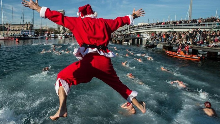 Perayaan Natal yang Unik, Lihat Sinterklas Berenang