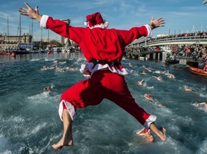 Perayaan Natal yang Unik, Lihat Sinterklas Berenang