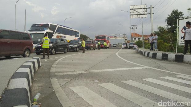 Lalu lintas di exit tol Brebes Timur (Brexit), Jumat (23/12/2016)
