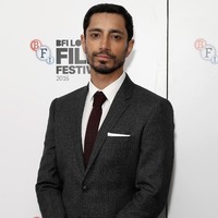 Aktor Riz Ahmed kehilangan dua anggota keluarganya sekaligus akibat virus Corona pada April 2020. Saya kehilangan dua anggota keluarga karena COVID-19. Saya ingin meyakini bahwa kematian mereka dan yang lainnya tidaklah sia-sia. Kita harus bergerak untuk membuat masa depan yang lebih baik, tuturnya. Foto: Stuart C. Wilson/Getty Images