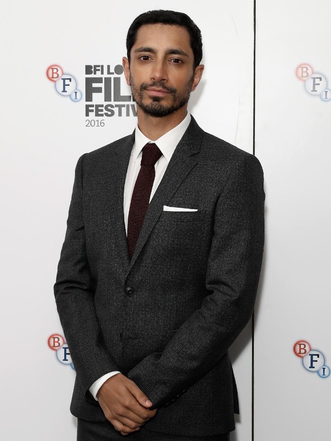 Aktor Riz Ahmed kehilangan dua anggota keluarganya sekaligus akibat virus Corona pada April 2020. Saya kehilangan dua anggota keluarga karena COVID-19. Saya ingin meyakini bahwa kematian mereka dan yang lainnya tidaklah sia-sia. Kita harus bergerak untuk membuat masa depan yang lebih baik, tuturnya. Foto: Stuart C. Wilson/Getty Images