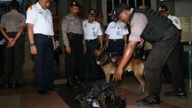 Anjing pelacak akan memeriksa tas, kabin kereta api, bagasi, dan tempat yang mencurigakan.
