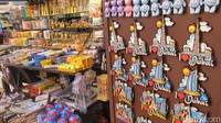 Khusus yang menjajakan suvenir, harganya bisa ditawar. Biasanya gantungan kunci atau magnet kulkas dibanderol mulai dari 10 Dirham atau setara Rp 36 ribu (Afif/detikTravel)