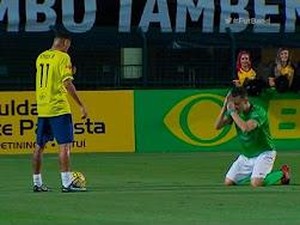 Berlutut di Depan Neymar, Pemain Ini Minta Tak Dipermalukan di Tengah Laga