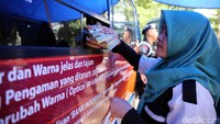 Beberapa karyawan dan staf ahli kesekjenan juga memanfaatkan fasilitas penukaran uang tersebut.