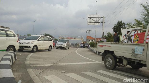 Lslu lintas di exit tol Brebes Timur (Brexit), Jumat (23/12/2016)