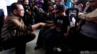 Budi Karya Sumadi menyapa calon penumpang yang menunggu keberangkatan.