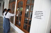  Pelajar Lintas Agama Bersih-bersih di Lingkungan Masjid Purwakarta
