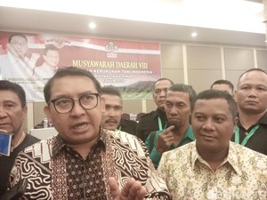 Cegah WN China Salah Gunakan Visa, Fadli Zon Minta Bebas Visa Dicabut