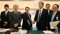 Direktur Utama PT Bank JTrust Indonesia terpilih Ritsuo Ando berbincang bersama Komisaris Utama Nobiru Adachi, Direktur Helmi A. Hidayat, Komisaris Ahmad Fajar dan Direktur Felix I. Hartadi, di Jakarta, Jumat (23/12).