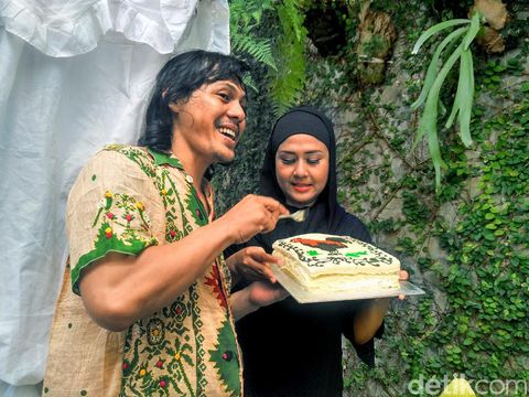 Heboh Video Nikita Mirzani Cium Bule, Lucky Hakim Resmi Nikah