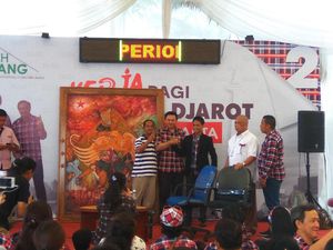 Dapat Lukisan Presiden Sukarno dari Pendukung, Ahok Tersenyum Senang