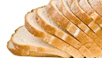Berdasarkan keterangan dari Sue Decotiis, MD, pakar penurunan berat badan dan internis tersertifikasi, memakan roti putih dapat meningkatkan kadar insulin dengan cepat. Dalam sebuah penelitian di Spanyol, para periset memantau 9.000 orang dan menemukan bahwa mereka yang makan dua atau lebih dari roti putih sehari, 40 persen lebih mungkin mengalami kelebihan berat badan atau obesitas dalam waktu lima tahun. (Foto: ilustrasi/istock)
