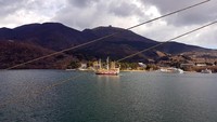 Pemandangan luar biasa keren yang tersaji dari atas kapal membuat kami betah berlama-lama di sini. Setelah cruise yang mengagumkan ini, kami kembali makan siang sejenak ditemani salju tipis yang mulai turun (Elvan/detikTravel)