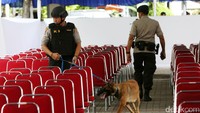 Polisi mengerahkan anjing pelacak untuk menyisir Gereja Katedral.
